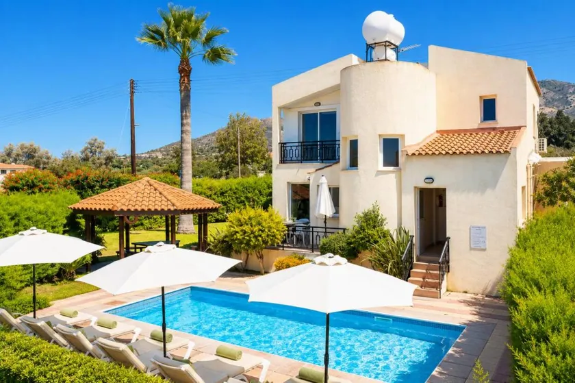 Children-friendly villa with private pool, barbecue & garden | Sea view - Image 1