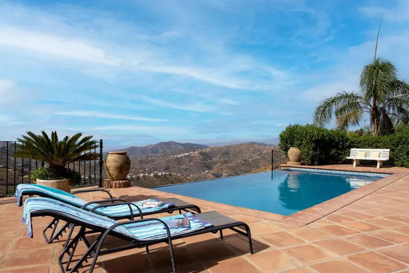 Fully equipped villa with terrace, private pool & jacuzzi | Garden view - Image 1