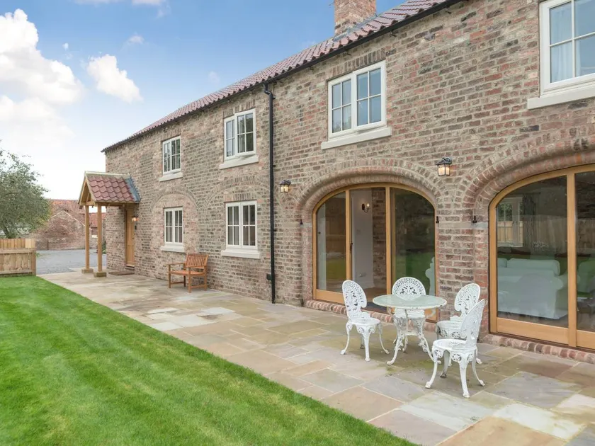 Cottage with garden & terrace | River view - Image 1
