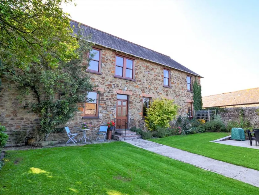 Cottage with garden & hot tub - Image 1
