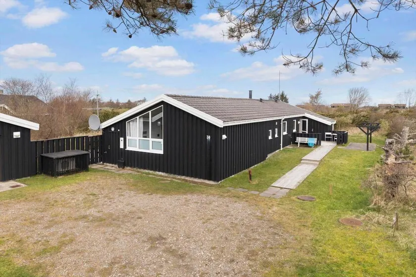 Holiday home with jacuzzi, barbeque & sauna | Close to the beach | Pet-friendly - Image 1