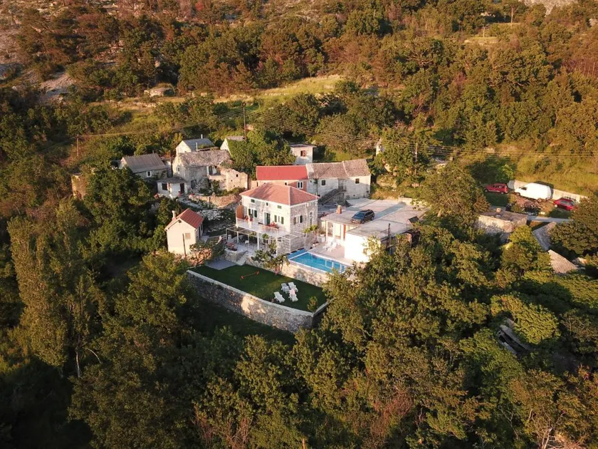 Fully equipped house with terrace, garden & private pool - Image 1