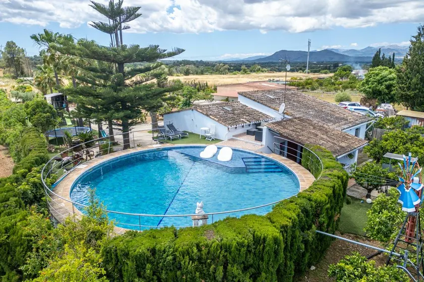 Family-oriented nice house with garden, barbeque & private pool - Image 1