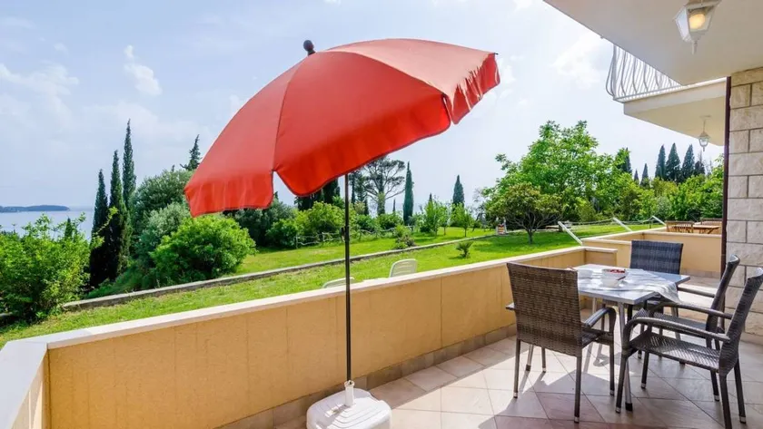 Flat with garden & BBQ | Sea view - Image 1