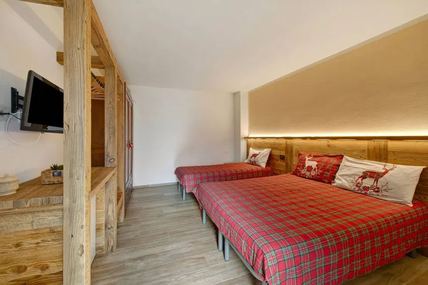 Private room with mountain view, shared terrace and Wi-Fi - Image 1