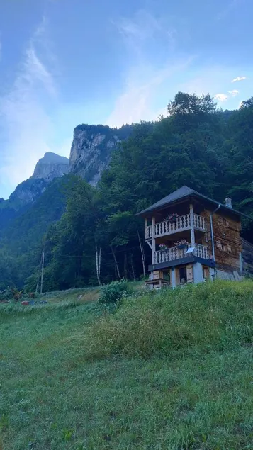 Chalet avec terrasse, internet haut débit et jardin | Vue montagne - Image 1