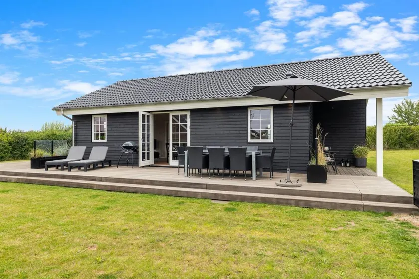 Holiday home with terrace, barbeque & garden - Image 1