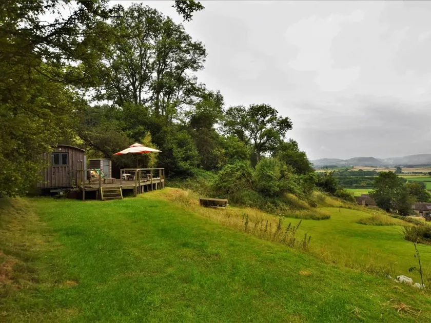 Cottage with terrace - Image 1