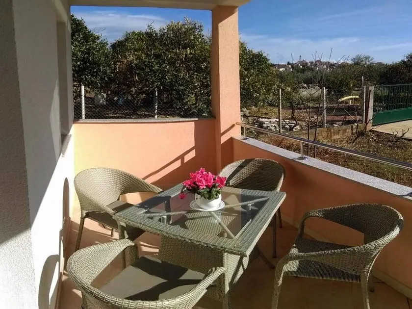 Apartamento con terraza, barbacoa y jardín - Image 1