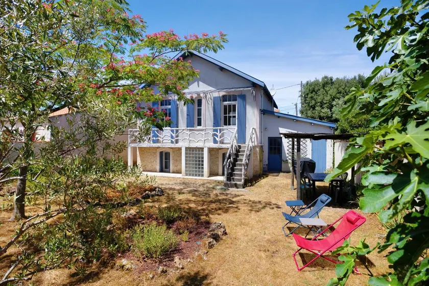 Detached House, 4 Bedrooms, 100m from Beach, Enclosed Garden - Image 1