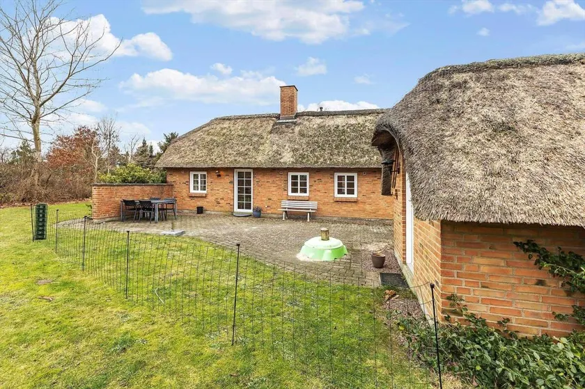 Holiday home with barbeque, terrace & hot tub | Dogs allowed - Image 1