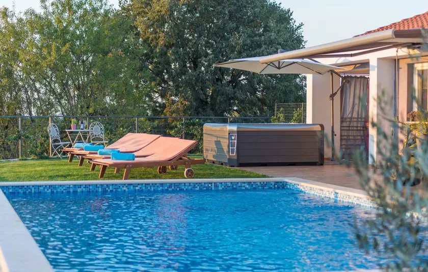 Villa with terrace, garden & jacuzzi | Sea view - Image 1