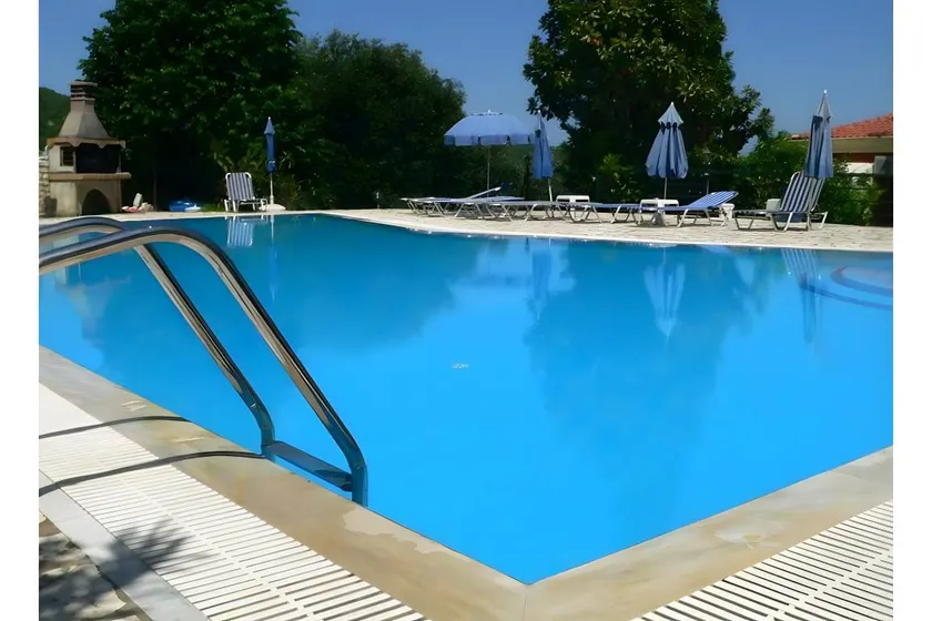 Private room with barbecue, garden & pool | Beach view - Image 1
