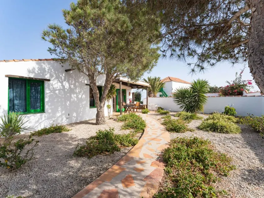 House with BBQ, garden & terrace - Image 1