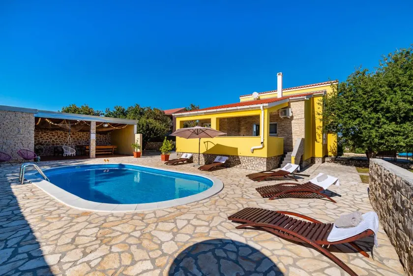 Villa with terrace, private pool & barbeque - Image 1