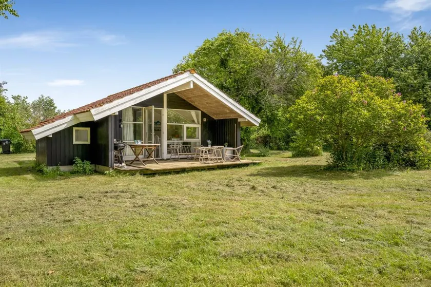 Holiday home with garden, barbecue & terrace - Image 1