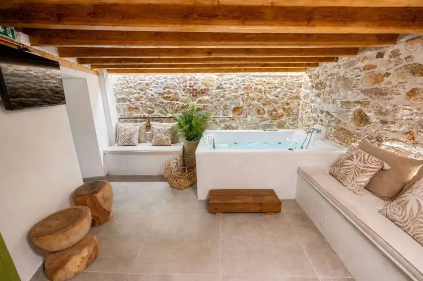 House with garden, hot tub & terrace | Mountain view | Good for workation - Image 1