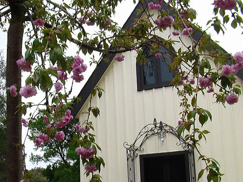 French-Inspired Couples Vacation Retreat Close to the Hot Springs in Rye, Australia - Image 1