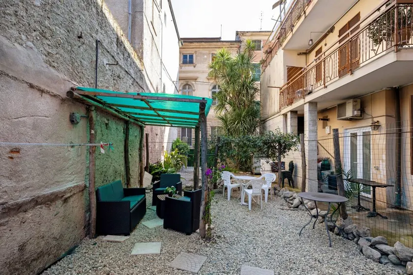 Apartment with garden | City view - Image 1