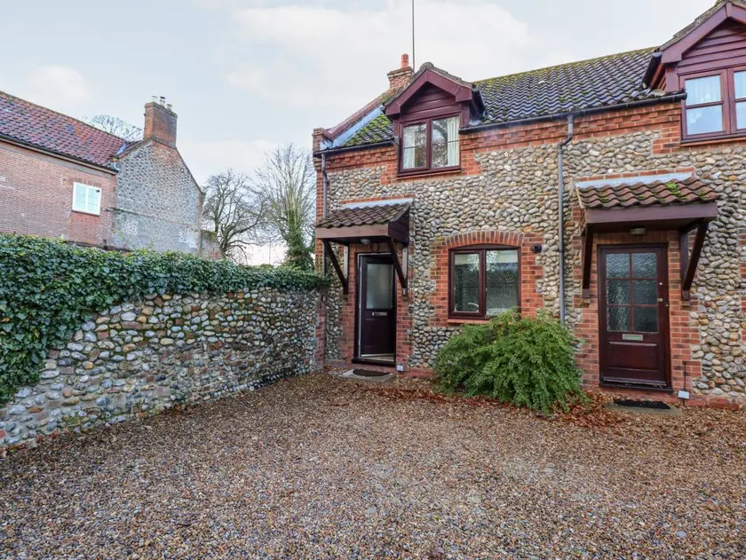 Cottage with garden - Image 1