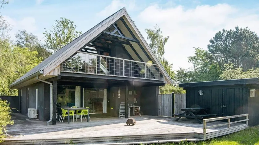 Holiday home with jacuzzi & terrace - Image 1