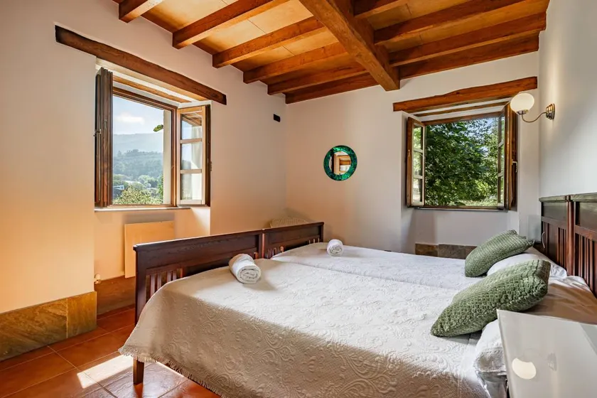 Room A Figueira in Mondoñedo with Mountain Views, Shared Terrace, and Wi-Fi - Image 1