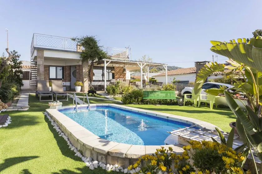Bonita casa con jardín, piscina privada y vistas al mar, cerca de Barcelona - Image 1