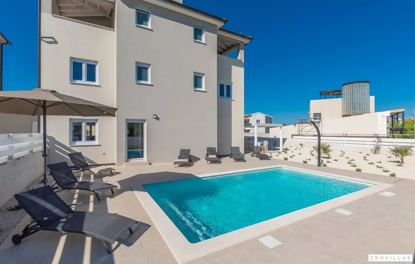 Children-friendly villa with pool - Image 1