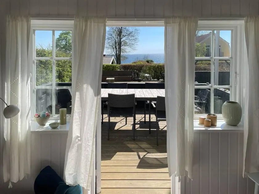 Thatched wooden house with sea view - Image 1