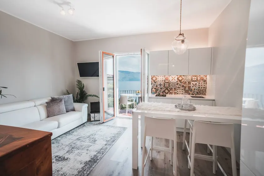Appartement entièrement équipé avec terrasse, jardin et piscine | Vue lac | Avec animaux acceptés - Image 1