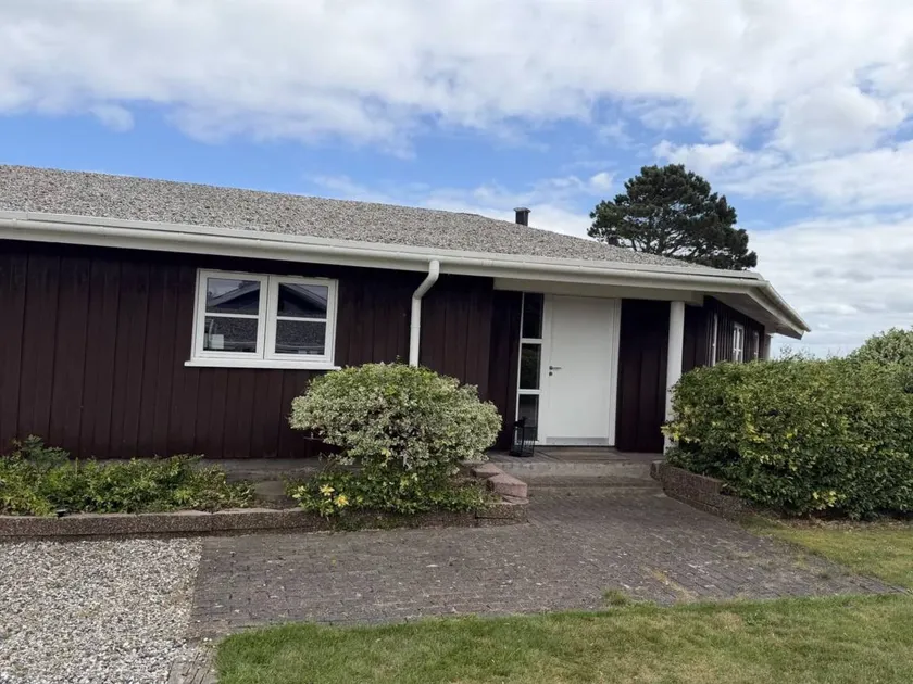 Holiday home with barbecue & terrace | Sea view - Image 1