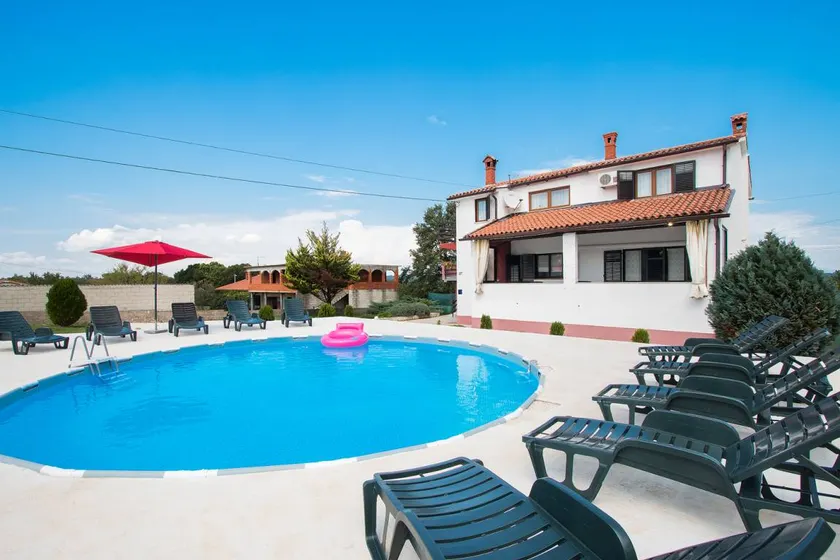 Child-friendly charming holiday apartment with terrace, barbeque & pool - Image 1