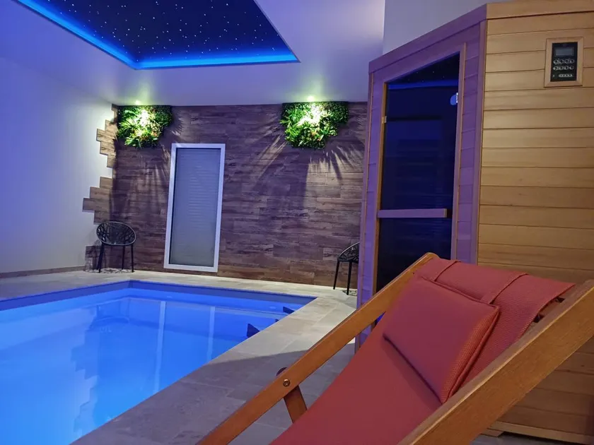 Cottage with jacuzzi, private pool & sauna - Image 1