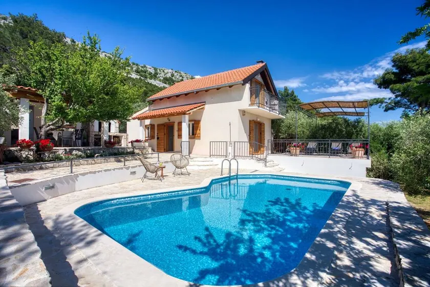 Fully equipped villa with fast internet, garden & terrace | Mountain view - Image 1