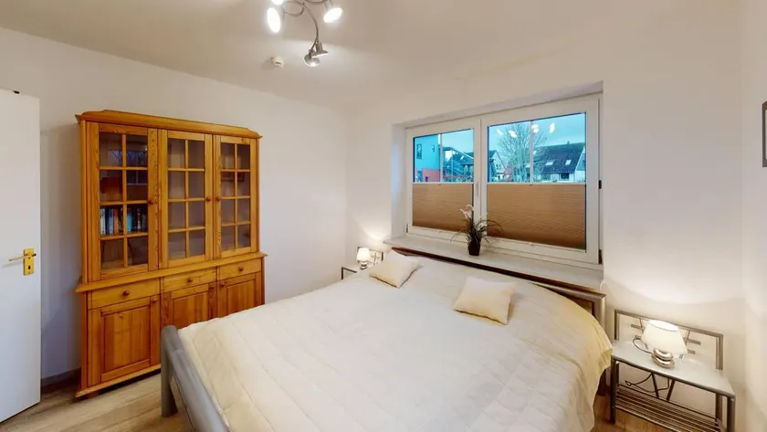 Flat with terrace & garden - Image 1