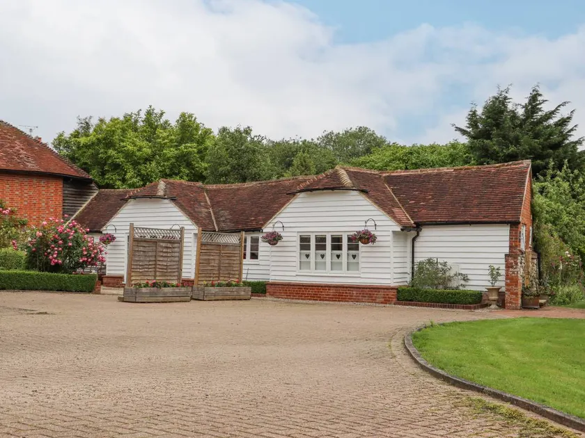 Cottage with garden - Image 1