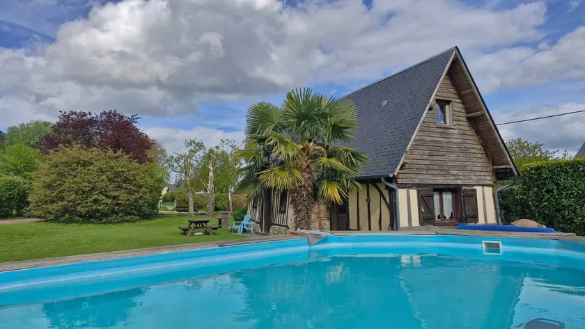 Maison avec jardin, barbecue et piscine | Vue jardin - Image 1