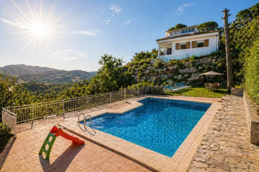 Spectacular views, just 4km to the beach! - Image 1