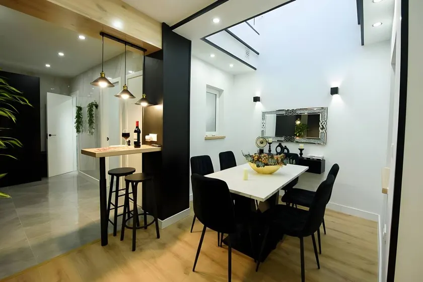 Apartment with terrace - Image 1
