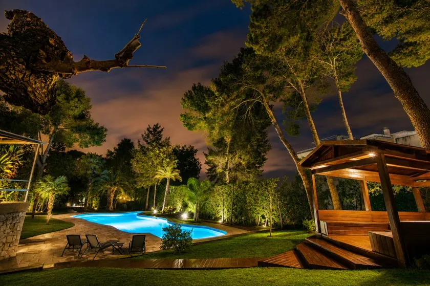 Piscina privada entre pinos mediterráneos - Image 1