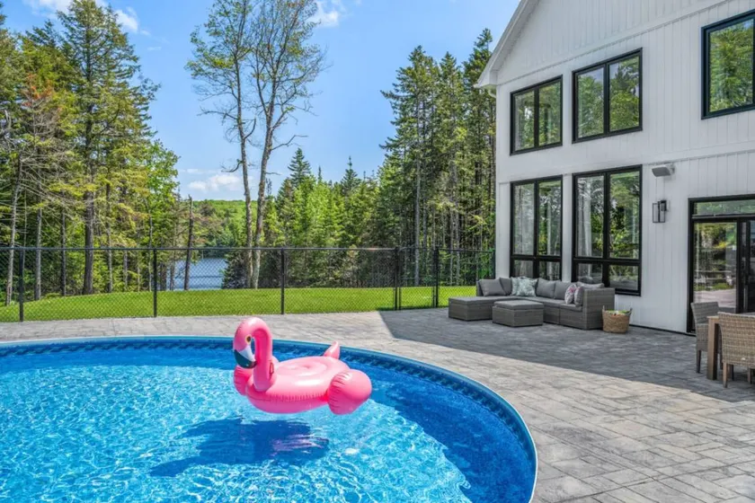 Holiday home with pool - Image 1