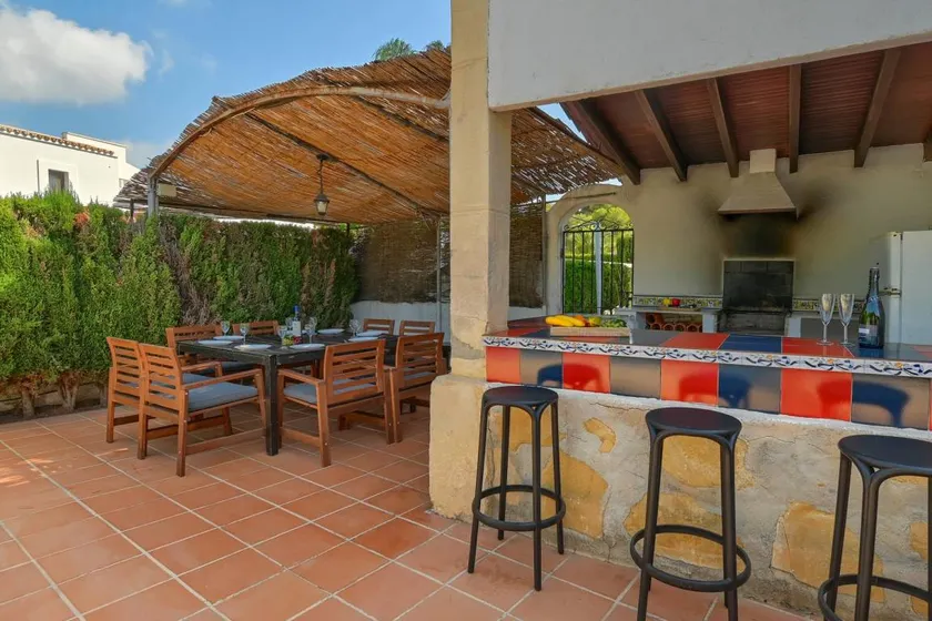 Spacious villa with terrace & garden - Image 1
