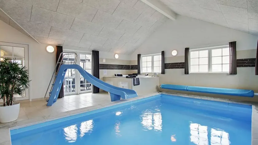 Holiday home with private pool & garden - Image 1
