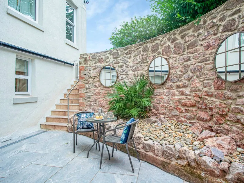Cottage with garden - Image 1