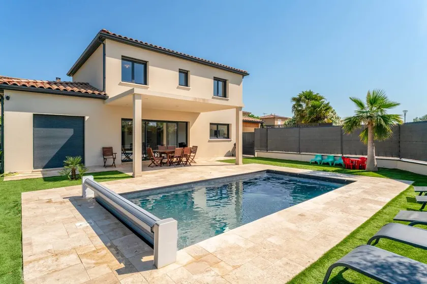 Holiday home with pool & barbecue - Image 1