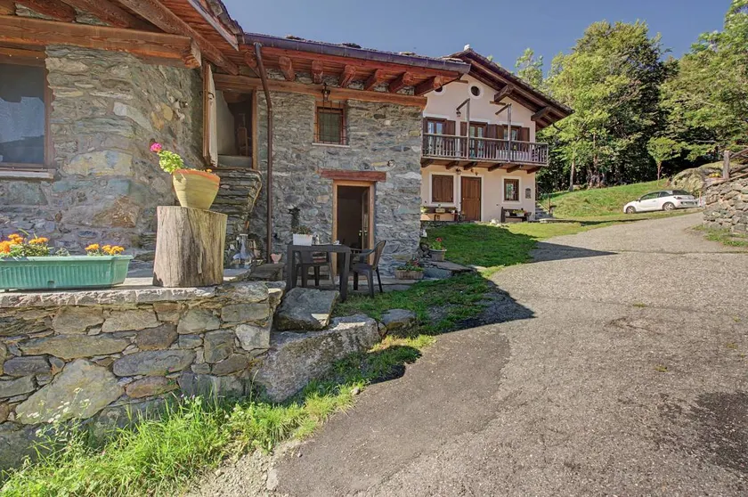House with garden | Mountain view - Image 1