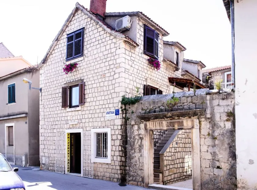 Picturesque House in Kaštela Old Town Near Beach and Local Amenities - Four Bedroom Holiday Home - Image 1
