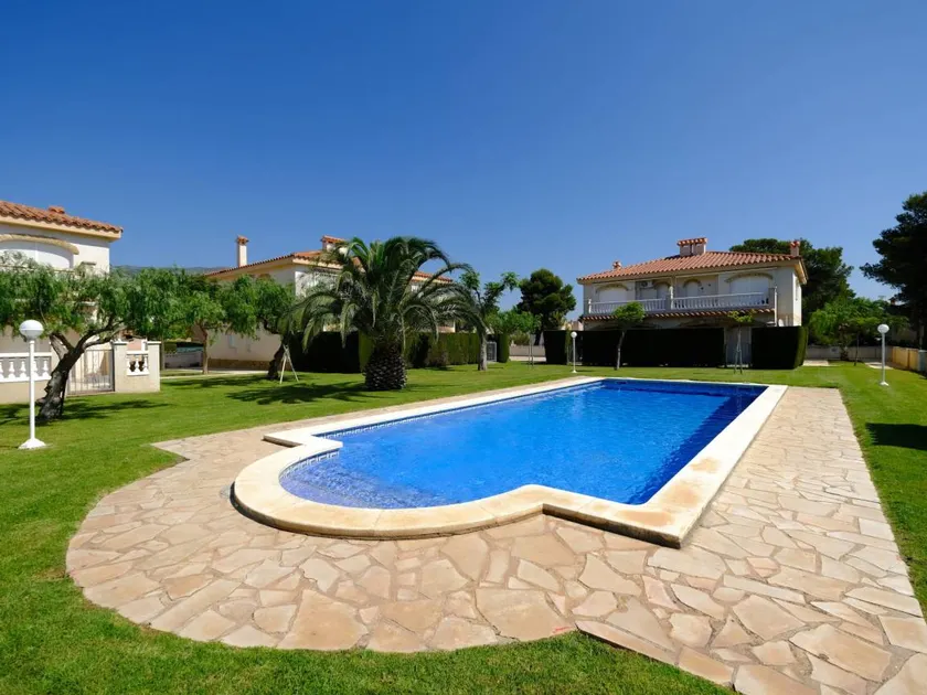 Apartment with terrace, BBQ & pool - Image 1