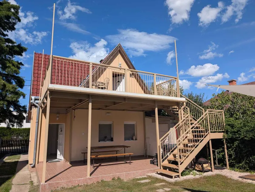 Holiday home with terrace, garden & barbecue - Image 1