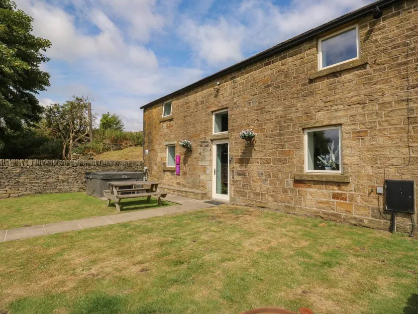Cottage with jacuzzi & garden - Image 1